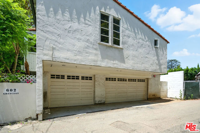 602 N Crescent Drive, Beverly Hills CA: https://media.crmls.org/mediaz/b8d91cd1-146f-4cc6-9ac1-01369618d0f1.jpg