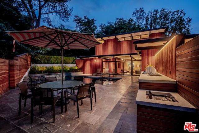 5228 Escalante Drive, La Canada Flintridge CA: https://media.crmls.org/mediaz/b8d91de0-128c-4bdf-985c-4629a6910bcf.jpg