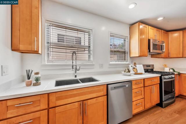 941 45Th St, Oakland CA: https://media.crmls.org/mediaz/b8d9941c-dc4c-4d16-9938-dcdf5ec6d29e.jpg