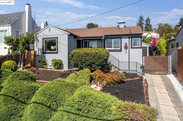 6238 Majestic Ave, Oakland CA: https://media.crmls.org/mediaz/b8d9e1e2-aff7-4815-958a-a14a42c3cec9.jpg