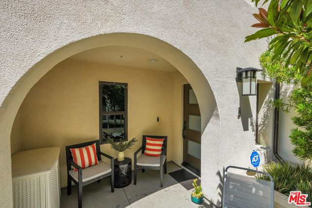 2927 Exposition Place, Los Angeles CA: https://media.crmls.org/mediaz/b8da29f3-b20d-446f-92f3-e4be808dc7f1.jpg