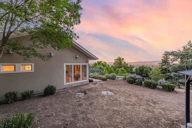 15010 Larga Vista Drive, Los Gatos CA: https://media.crmls.org/mediaz/b8dba027-decd-4eb4-84aa-c8d10648b070.jpg