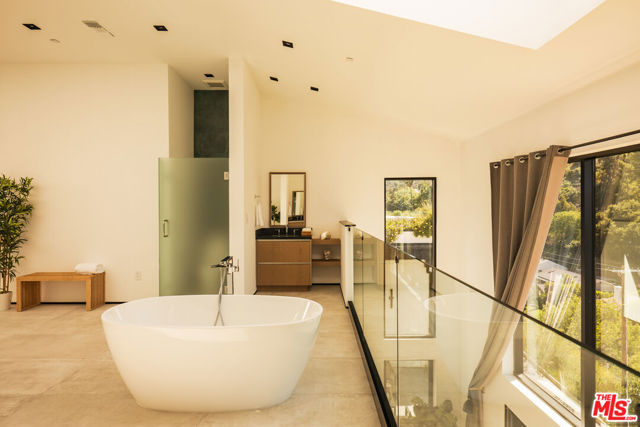 3920 Knobhill Drive, Sherman Oaks CA: https://media.crmls.org/mediaz/b8dba319-c089-4f90-8add-7269cf40f3d9.jpg