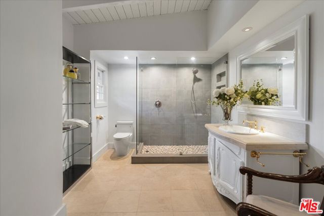 1100 Pine Drive, Beverly Hills CA: https://media.crmls.org/mediaz/b8dc2ac8-8d4f-4418-8dde-5b63cd045b5e.jpg