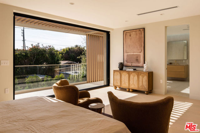 2457 Glyndon Avenue, Venice CA: https://media.crmls.org/mediaz/b8dd85c0-083b-40fe-8aa6-675cf0263bc1.jpg