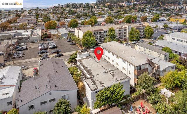 825 Kains Ave, Albany CA: https://media.crmls.org/mediaz/b8de1442-39b0-4f5a-885f-464c9dafb8a2.jpg