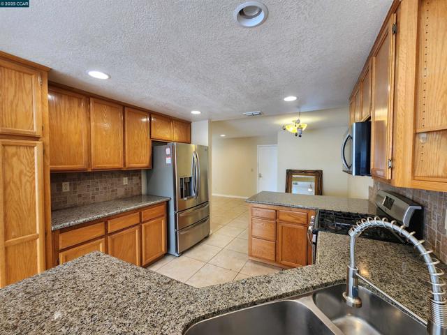 617 S Blackbrush Ln, San Ramon CA: https://media.crmls.org/mediaz/b8de1e58-8683-4c04-9cee-705265de578d.jpg