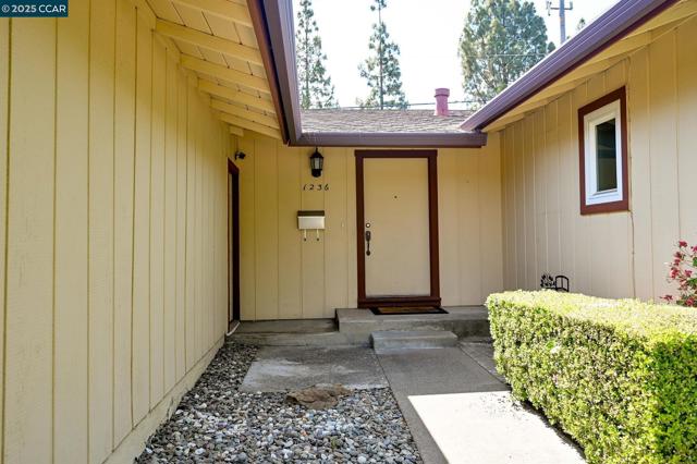 1236 Sherlock Way, Concord CA: https://media.crmls.org/mediaz/b8de8d4c-2df8-441b-865e-cdc76ac04c14.jpg