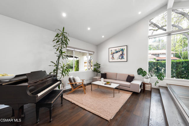 1046 Brookview Avenue, Westlake Village CA: https://media.crmls.org/mediaz/b8dffeb3-0252-4dc2-850e-77ee6bbb79f4.jpg