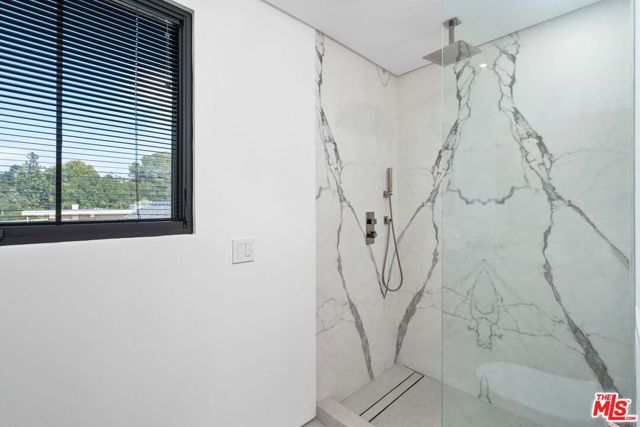 16015 Valley Wood Road, Sherman Oaks CA: https://media.crmls.org/mediaz/b8e03fee-4403-4011-9a0c-56fdde11afff.jpg