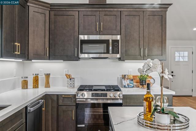 3017 Madeline St, Oakland CA: https://media.crmls.org/mediaz/b8e0915a-ab8f-4107-87b7-3dd9257464c4.jpg