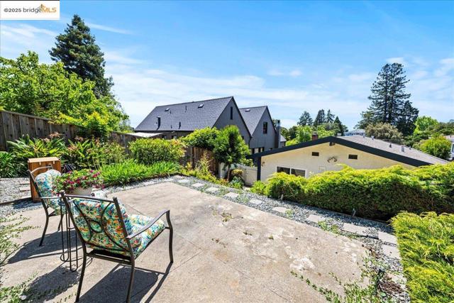 3312 Wisconsin St, Oakland CA: https://media.crmls.org/mediaz/b8e0fc2b-43cc-476f-87ae-d14b91e92024.jpg