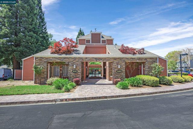 160 Eastridge Dr, San Ramon CA: https://media.crmls.org/mediaz/b8e18b12-8fbf-4768-abc7-92920db8307a.jpg
