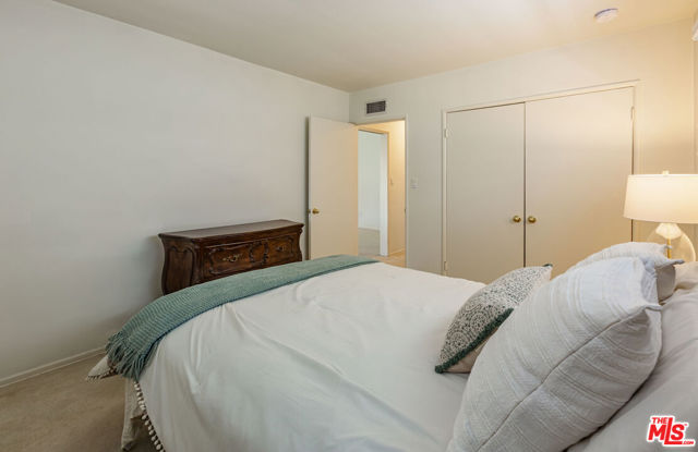 21924 Buena Ventura Street, Woodland Hills CA: https://media.crmls.org/mediaz/b8e1a813-1d22-49aa-ba72-50307da6154d.jpg