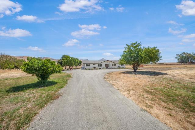 461 Morada Lane, Hollister CA: https://media.crmls.org/mediaz/b8e1aba6-8182-445f-adec-6e7586e3d48c.jpg