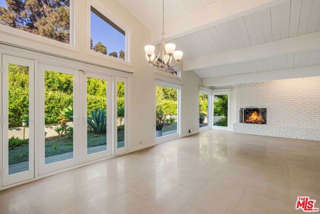 1200 El Hito Circle, Pacific Palisades CA: https://media.crmls.org/mediaz/b8e1eb54-162d-4f1d-acca-47b830433d6c.jpg