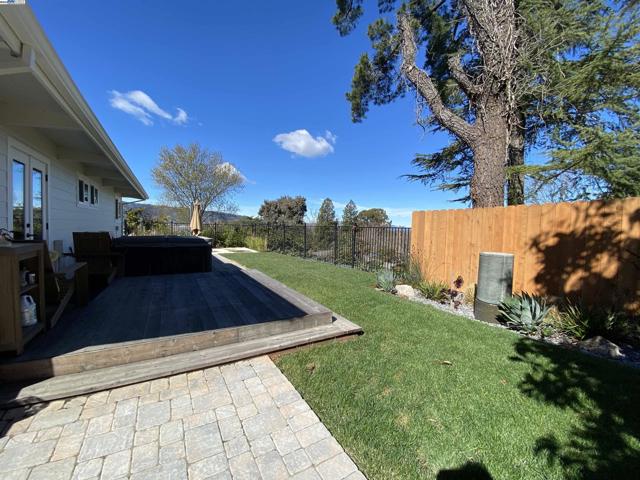 588 E Angela St, Pleasanton CA: https://media.crmls.org/mediaz/b8e2608d-a09d-4fe2-a2a4-ba16e3dbb8c8.jpg