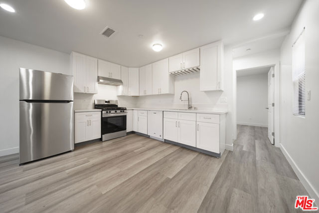 4112 1/2 S Normandie Avenue, Los Angeles CA: https://media.crmls.org/mediaz/b8e353de-88ba-4487-b761-ae554a3d2e41.jpg