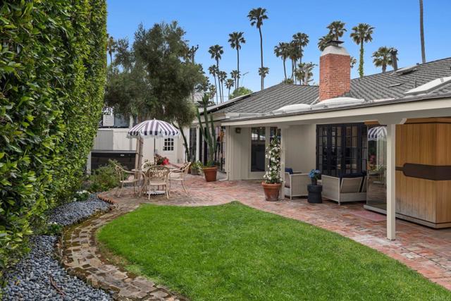 315 Mira Monte, La Jolla CA: https://media.crmls.org/mediaz/b8e3d385-338d-4aa6-9051-9a8c4f5b6aa0.jpg