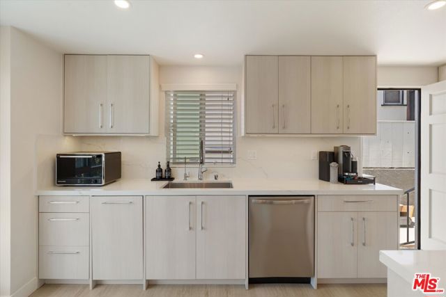 737 Pier Avenue, Santa Monica CA: https://media.crmls.org/mediaz/b8e4e939-786c-4bc5-ac65-848998809b7f.jpg
