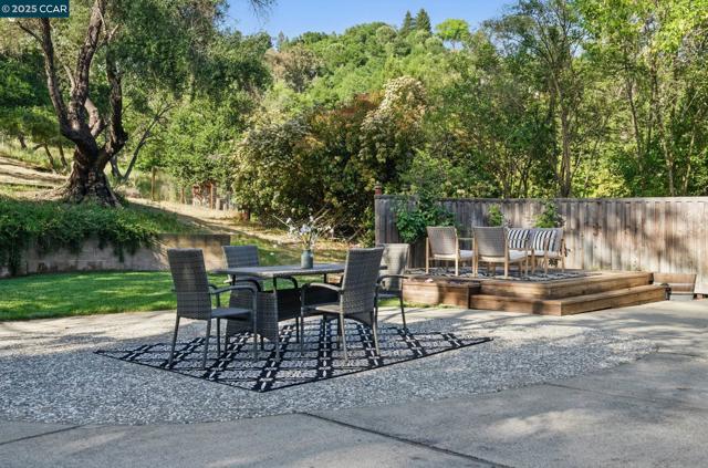 3938 Los Arabis Dr, Lafayette CA: https://media.crmls.org/mediaz/b8e62f71-a6ef-4121-b0b6-7123d1a0e22a.jpg