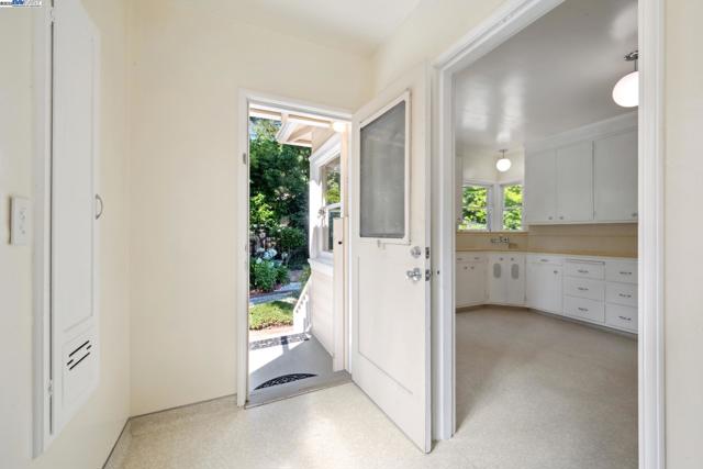 1658 Gouldin Rd, Oakland CA: https://media.crmls.org/mediaz/b8e6b0b8-aa61-4cb2-ac9a-f068bbd85562.jpg