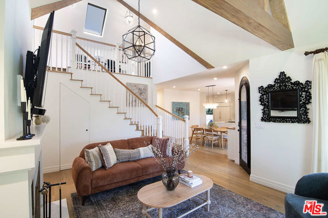 342 N Citrus Avenue, Los Angeles CA: https://media.crmls.org/mediaz/b8e6d89b-4f64-4d1e-be01-16991d1cda47.jpg