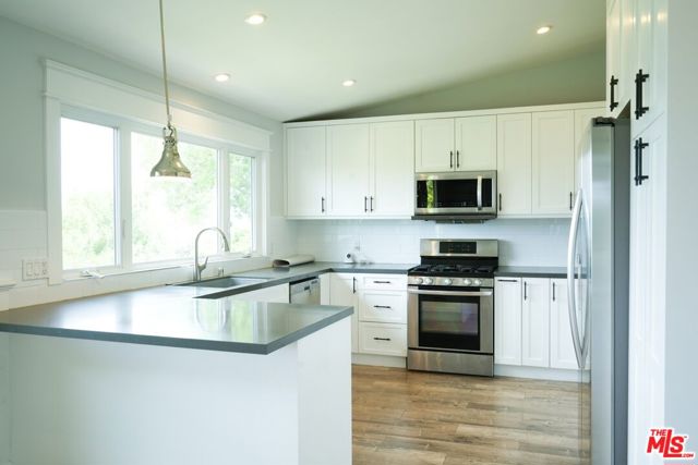 22224 Cass Avenue, Woodland Hills CA: https://media.crmls.org/mediaz/b8e6f549-e8df-4994-8bf9-51614e34ce10.jpg