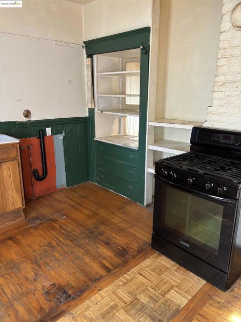 35 Randwick Ave, Oakland CA: https://media.crmls.org/mediaz/b8e72175-f19f-4eaa-9de6-bcdee2af01c0.jpg