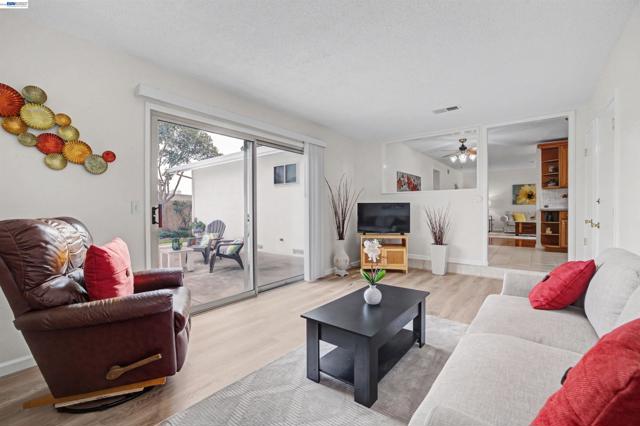 6364 Honeysuckle Dr, Newark CA: https://media.crmls.org/mediaz/b8e79ea8-a4a3-46fc-96dc-a1a7286be062.jpg