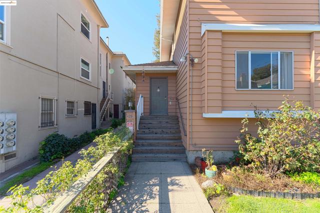 429 Euclid Ave, Oakland CA: https://media.crmls.org/mediaz/b8e7a179-f0ef-4a4e-b184-8b69ba6e9a62.jpg