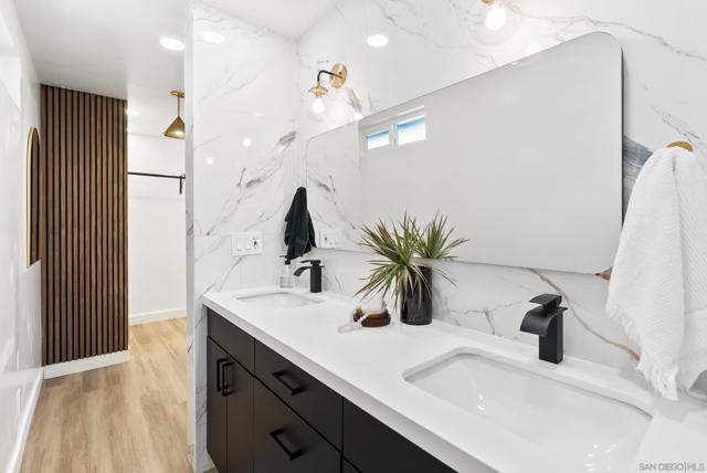 1110 Sea Village Dr, Cardiff by the Sea CA: https://media.crmls.org/mediaz/b8e7dbbd-4eed-4364-bf40-7d2dc1f7b40c.jpg