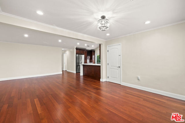 427 W Manchester Avenue, Playa del Rey CA: https://media.crmls.org/mediaz/b8e83a34-fb5d-494d-b692-f97113eb65b4.jpg