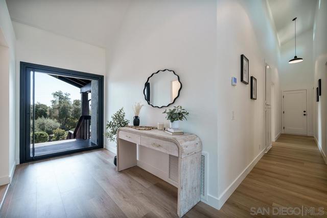 2927 Lawrence Ln, Escondido CA: https://media.crmls.org/mediaz/b8e8a12e-1a81-4f88-81c1-35b5fd46145e.jpg