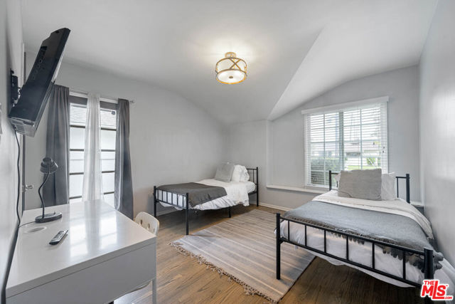 12423 Martha Street, Valley Village CA: https://media.crmls.org/mediaz/b8e92607-1b61-4e46-9408-81ef66a65a0d.jpg