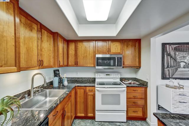 2841 Ptarmigan Dr, Walnut Creek CA: https://media.crmls.org/mediaz/b8e97d16-e133-4ad7-81e7-3f688bb941bf.jpg