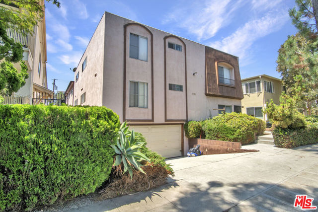 1118 9th Street, Santa Monica CA: https://media.crmls.org/mediaz/b8e9a618-285c-4d1d-b871-a9991859926c.jpg