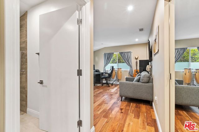 436 Levering Avenue, Los Angeles CA: https://media.crmls.org/mediaz/b8e9b74e-0473-4d33-ae5c-b91ea5cfb1d6.jpg