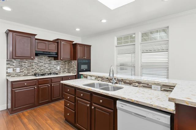 28147 Murcia st, Hayward CA: https://media.crmls.org/mediaz/b8ea72ad-da3d-4a04-bbe2-d624642a6387.jpg