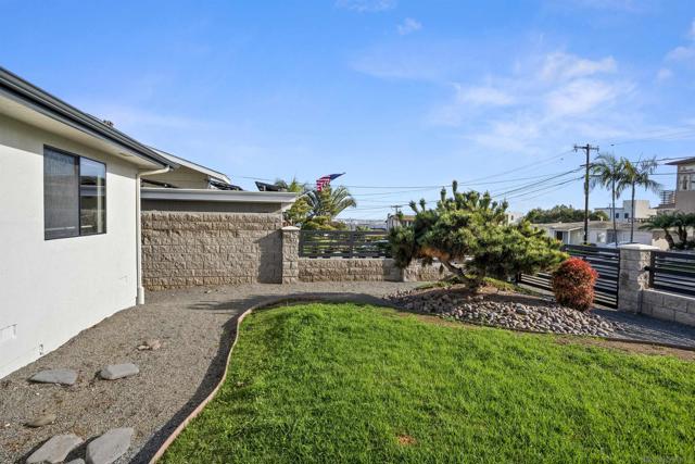 1307 Clove St, San Diego CA: https://media.crmls.org/mediaz/b8eaf459-8f66-43ff-ad15-05c9b74a093b.jpg