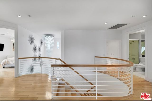 2752 Stone View Court, Los Angeles CA: https://media.crmls.org/mediaz/b8eb055d-3cd3-4f74-975c-8690abcd950a.jpg
