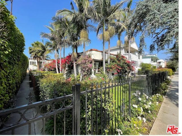 1144 15th Street, Santa Monica CA: https://media.crmls.org/mediaz/b8eb6c8c-27b2-4bf0-9fcc-00185ad6d298.jpg