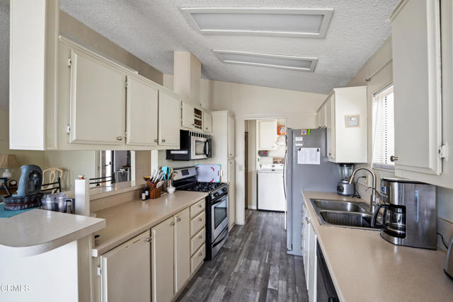 Detail Gallery Image 11 of 27 For 1215 Anchors Way Dr #68,  Ventura,  CA 93001 - 2 Beds | 2 Baths