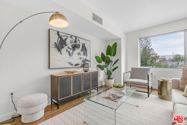 901 S Flower Street, Los Angeles CA: https://media.crmls.org/mediaz/b8ec9252-8bb2-4ac6-b79c-e0d819d465f4.jpg