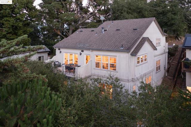 50 Pine Hills Ct, Oakland CA: https://media.crmls.org/mediaz/b8ed48ba-b6cf-4830-b120-af6885785789.jpg