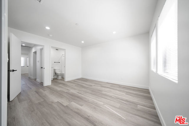 4112 1/2 S Normandie Avenue, Los Angeles CA: https://media.crmls.org/mediaz/b8edb703-3ad2-45a3-a17a-7cf2aacb5001.jpg