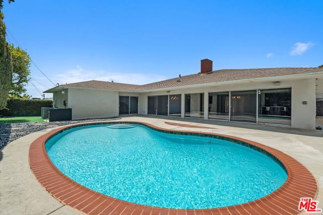 6616 Wooster Avenue, Los Angeles CA: https://media.crmls.org/mediaz/b8ee4310-b4de-4b0e-8f32-054e470c1925.jpg