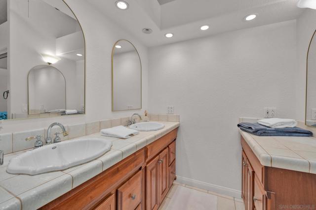 4676 Barcelona Way, Oceanside CA: https://media.crmls.org/mediaz/b8ee550d-4954-42c7-80bd-aadfbd41d02d.jpg