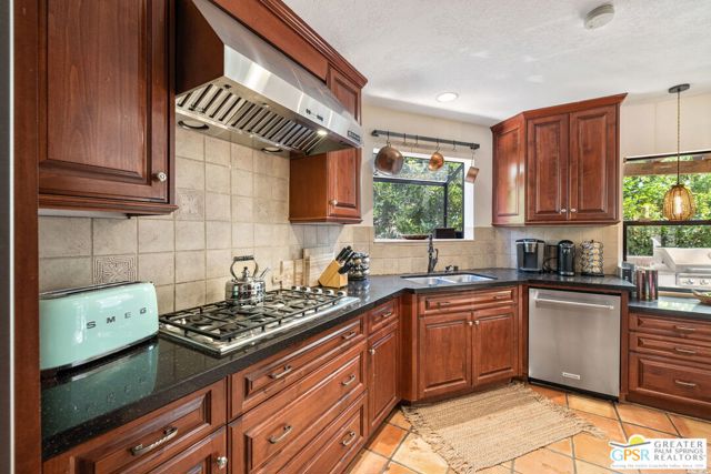 2336 N Girasol Avenue, Palm Springs CA: https://media.crmls.org/mediaz/b8ee6565-11cc-4f8c-b139-3c29aeb5094b.jpg