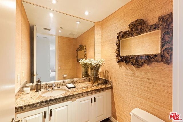300 N Swall Drive, Beverly Hills CA: https://media.crmls.org/mediaz/b8eec18d-099d-42d3-b40d-42370da6babc.jpg